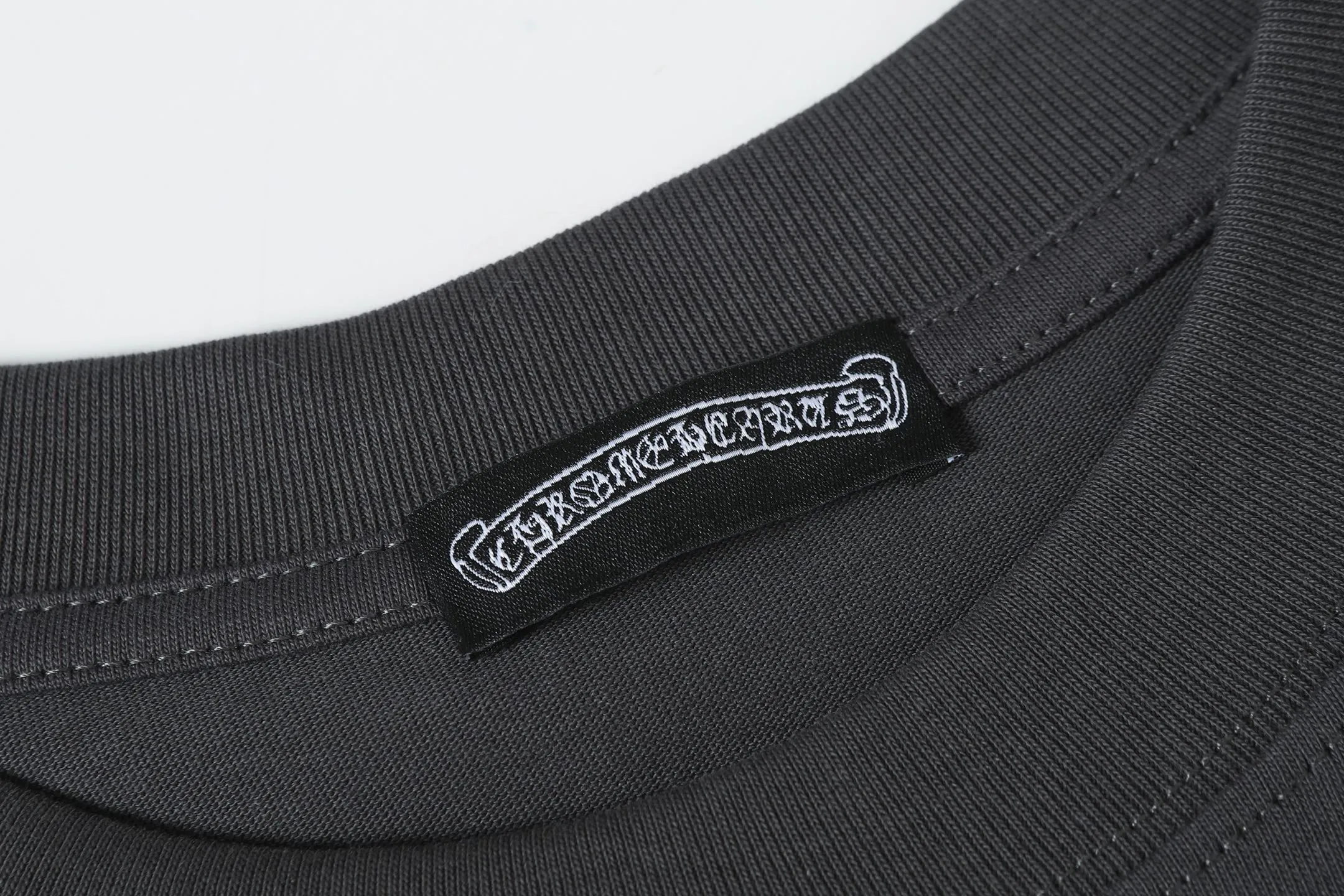P160 Chrome Hearts CH Chrome Hearts Heavy Industry patch embroidered cross ✝️Short-sleeved T-shirt Use imported Tajima machine embroidery Correctly configured Black 2025 Chrome Hearts nylon bag authentic packaging 260 grams of custom-dyed double-yarn cotton Large version Loose and stylish Differentiated from low version slim and long version The upper body pulls the hips 100% commitment: top quality Do not make fast food The highest version on the market Top quality - different from those ordinary versions on the market If you care about quality, you should also respect the price. Absolutely 0 after-sales service and 0 return rate so far. It’s hard not to love the style - 260g custom-dyed double yarn fabric - Correct high-density main mark, washed tag, hand-sewn